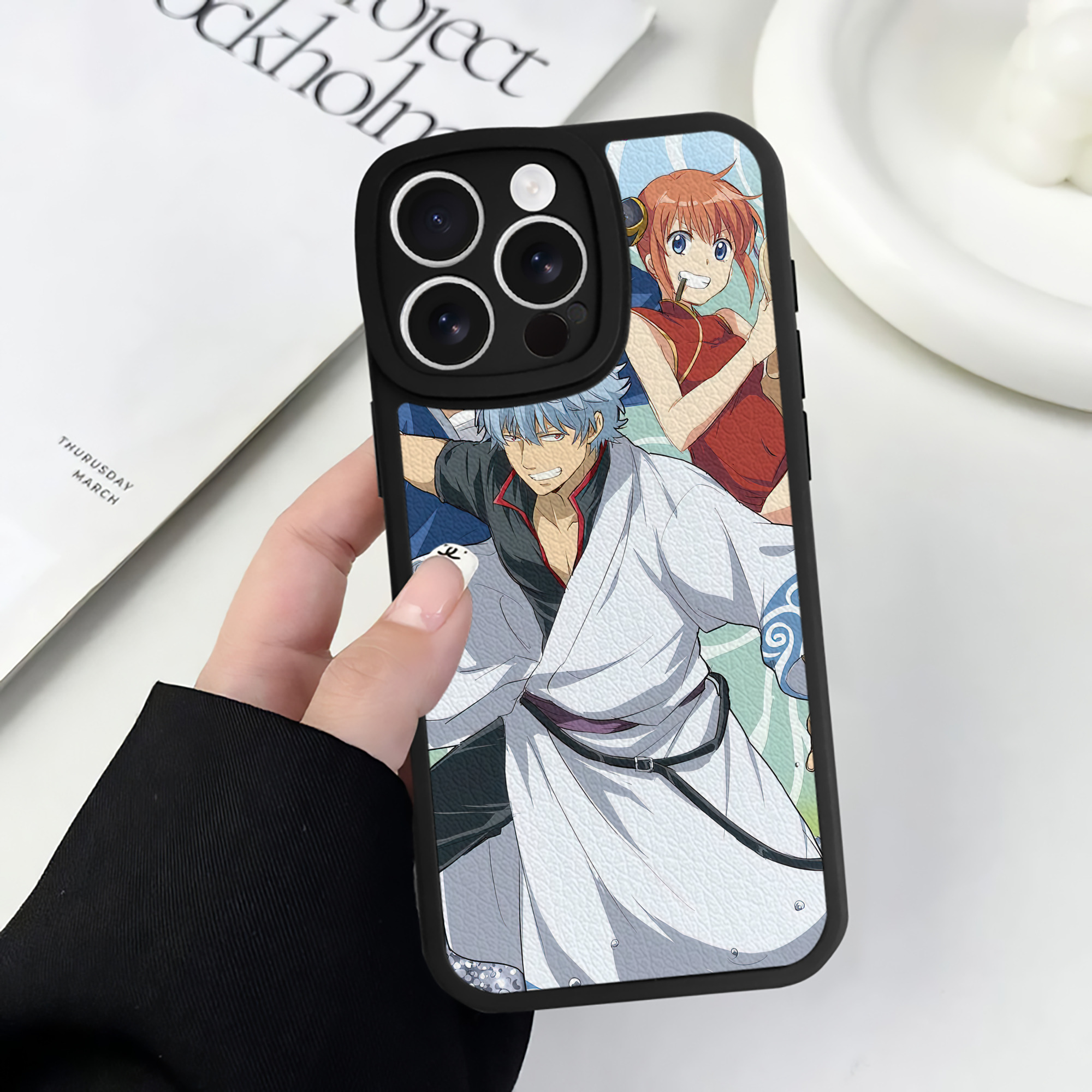 （画像用） ぎんたま 坂田銀時（さかたぎんとき） 神楽 志村新八（しむら しんぱち） GINTAMA Sakata Gintoki Kagura Shimura Shinpachi 【iPhone 16シリーズ対応】シリコンスマホケース（レザー調） 材質：シリコン